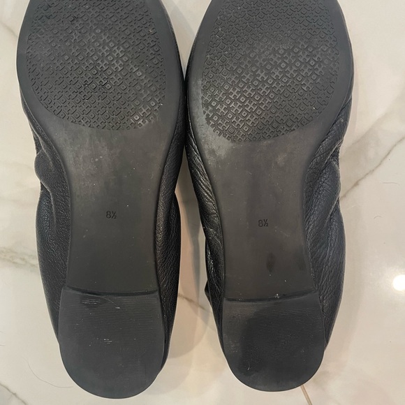 Pre-owned. Tory Burch black leather ballet flats. Size 8.5 - Picture 3 of 5